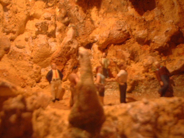 Tropfsteinhöhle mit Besuchergruppe