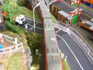 Nebenstrecke - Bahnübergang in Betrieb (Video)